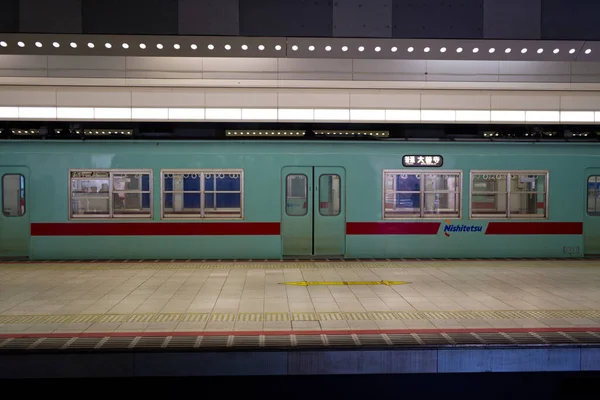 Fukuoka Japón Diciembre 2022 Tren Sale Plataforma Estación Hakata — Foto de Stock