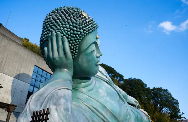 Fukuoka, Japonya - 6 Aralık 2022: Fukuoka 'daki Nanzoin Tapınağı' nda uzanan Buda heykelinin arkasının fotoğrafı 