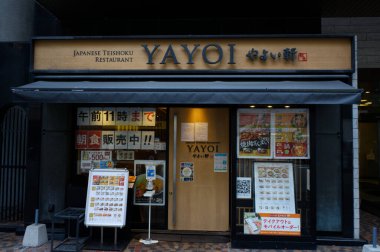 Fukuoka, Japonya - 7 Aralık 2022: Yayoi Japon Teishoku Restoranı Hakata İstasyonu yakınında