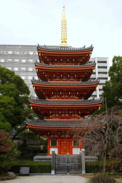 Fukuoka, Japonya - 7 Aralık 2022: Tochoji Tapınağı Japonya 'nın Fukuoka şehrinin ünlü simgesidir.