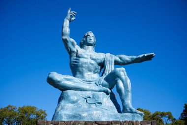 Nagasaki, Japonya - 8 Aralık 2023: Nagasaki Barış Parkı 'ndaki Barış Heykeli, Nagasaki Barış Heykeli 9 Ağustos 1945' te şehrin bombalanması anısına inşa edilmiştir.