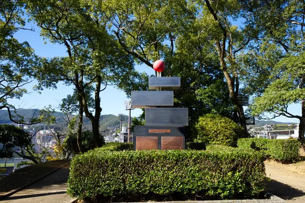Nagasaki, Japonya - 8 Aralık 2023: Arjantin, San isidro şehri tarafından bağışlanan savaş heykeli üzerindeki barış zaferi. Nagasiki Barış Anıtı 'nın Barış Sembolleri Bölgesi' ne yerleştirilen heykel