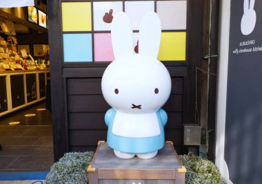 Kurashiki, Japonya - 9 Aralık 2023: Miffy 'nin önündeki maskot Kurashiki Mağazası