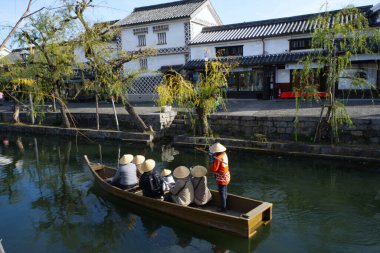 Kurashiki, Japonya - 9 Aralık 2023: Kurashiki Bikan Tarihi Bölgesi 'nde eski bir tekne