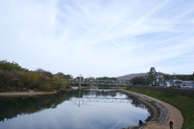 Okayama, Japonya - 9 Aralık 2023: Okayama Kalesi ve Okayama şehrindeki Asahi Nehri