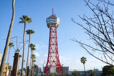 Fukuoka Japonya 'daki Nakagawa Nehri' nden Hakata Liman Kulesi 'nin uzak görüntüsü