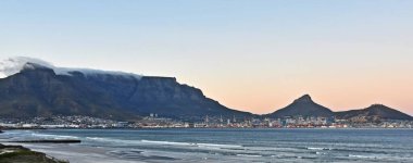 Manzara esprisi Milnerton ve Masa Dağı 'ndaki kumsalda gün doğumunda