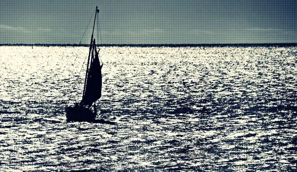 Θαλάσσιο Τοπίο Ένα Ιστιοπλοϊκό Σκάφος Στον Ατλαντικό Βράδυ Φως Μονόχρωμα — Φωτογραφία Αρχείου