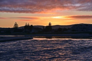 Milnerton Gölü 'nde gün doğumuyla birlikte manzara