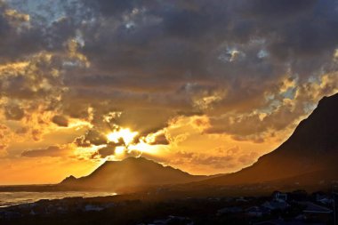 Betty 's Bay ve False Bay' in üzerinde güzel bir günbatımı manzarası