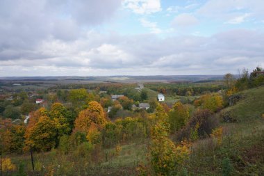 Ukrayna 'nın Lviv bölgesinde Pidkamin adında tarihi bir yer Ukrayna' nın Lviv bölgesinde Pidkamin olarak adlandırılır.