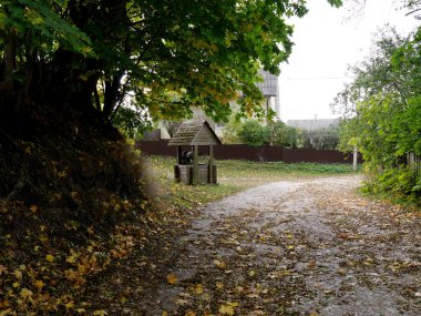 Yolun yakınındaki köyde bir kuyu.
