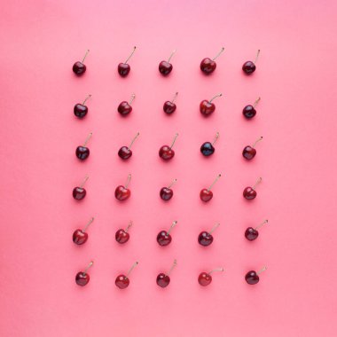 Pembe masadaki kirazların kare bileşimi