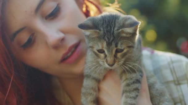 Рыжая Девушка Играет Домашними Кошками — стоковое видео