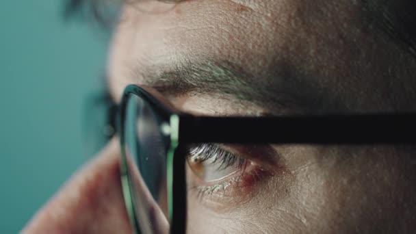 Macro Tiro Olho Marrom Com Óculos — Vídeo de Stock