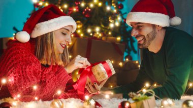 Ağacın altındaki nişanlı çifti yakın plan yapın.