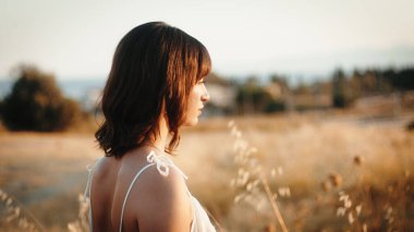 Sarı buğday tarlasında bir kız.