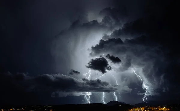 Tempestade Relâmpago Sobre Cidade Noite — Fotografia de Stock
