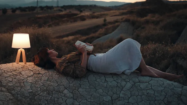 落日时分 与大自然接触的少女 在山岩中 在轮廓中 与Abat Jour在一起 — 图库照片