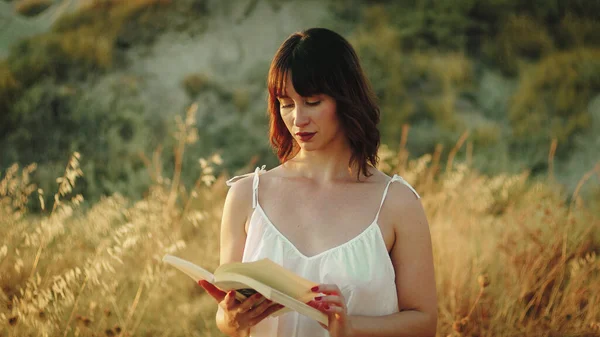 Kobieta Czyta Książkę Świeżym Powietrzu Zachodzie Słońca — Zdjęcie stockowe
