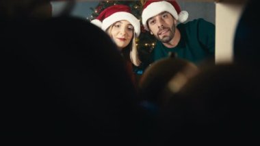 Erkek arkadaşlar Noel ağacını hazırlamak için bir kutudan topları alırlar..