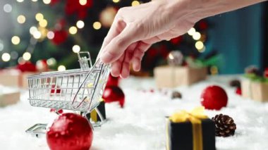Noel paketiyle alışveriş arabasını kapat. 
