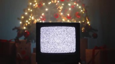 Noel ağacının altında klasik televizyon. 