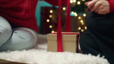 Noel hediyesini hazırlamak için yaklaşın.