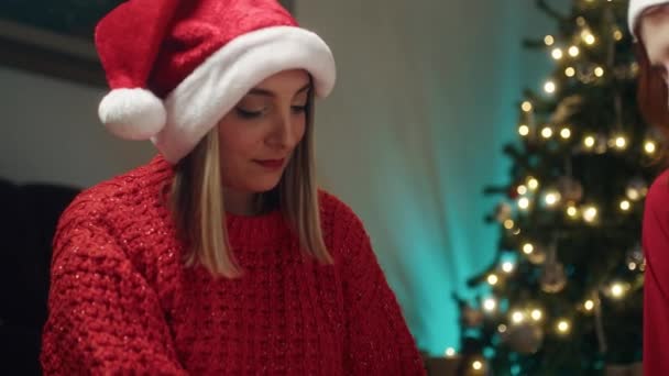 Zbliżenie Dziewczyny Kapeluszu Świątecznym — Wideo stockowe