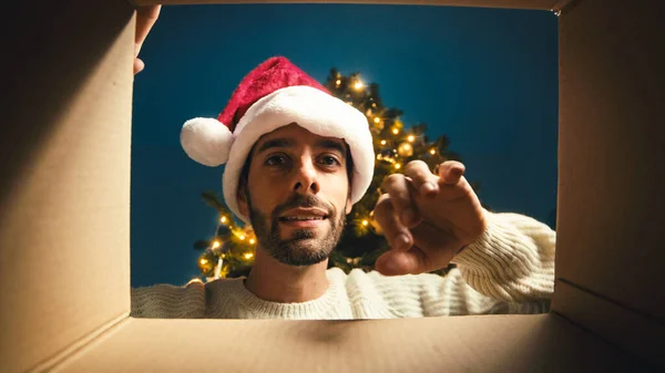 Close Cara Olha Dentro Uma Caixa Natal — Fotografia de Stock