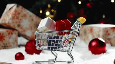Noel paketiyle alışveriş arabasını kapat. 