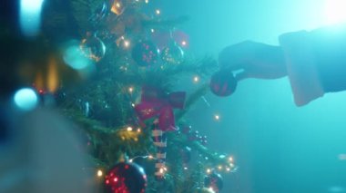 Noel Baba 'nın Kapısında Noel Süslemesi Asılı 