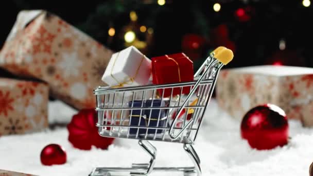 Vásárlókosár Közelsége Karácsonyi Csomaggal — Stock videók