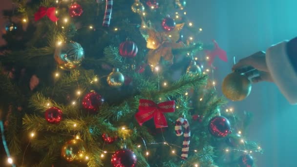 Zbliżenie Santa Claus Wisi Świąteczne Dekoracje — Wideo stockowe