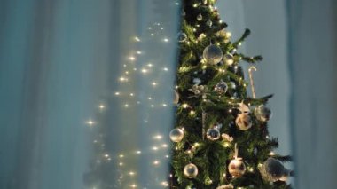 Perdelerin arkasındaki Noel ağacını kapat.