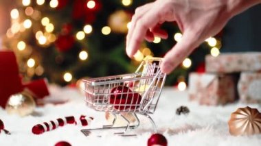 Noel paketiyle alışveriş arabasını kapat. 
