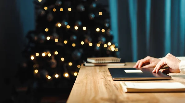 Working Laptop While Sitting Home Christmas Decorations — Stock Photo, Image