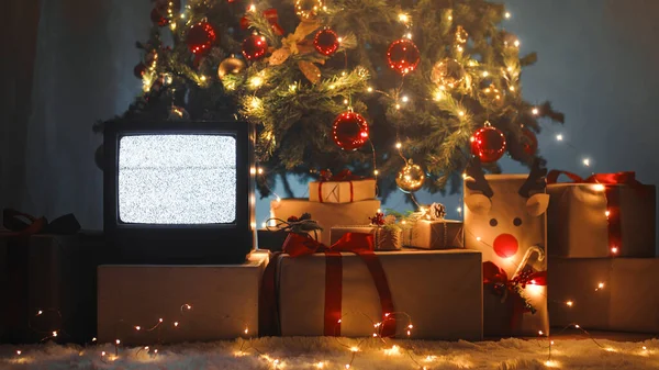 Vintage Τηλεόραση Κάτω Από Χριστουγεννιάτικο Δέντρο — Φωτογραφία Αρχείου