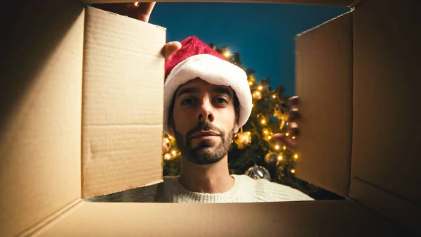 Close Cara Olha Dentro Uma Caixa Natal — Fotografia de Stock