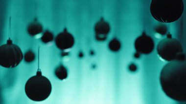 Noel topları havada süzülüyor 