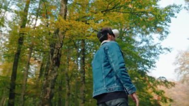 Ormanda gözlüklü bir adam. 