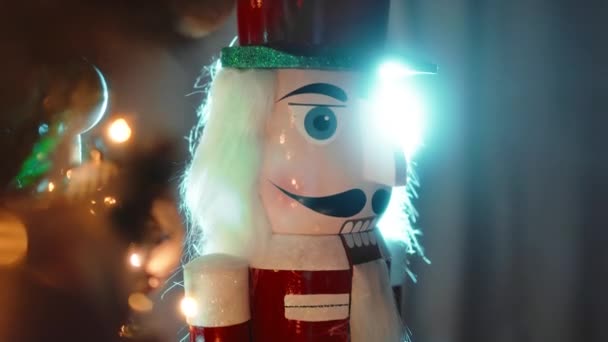 Крупный План Санта Клауса Ласкает Щелкунчика — стоковое видео