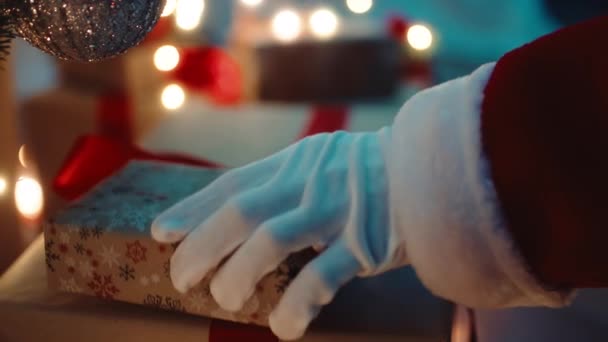 サンタクロースは木の下で贈り物をポーズ — ストック動画