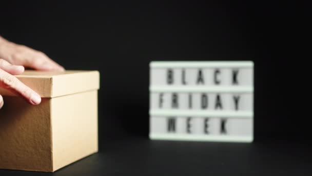 Картонная Коробка Черном Фоне — стоковое видео