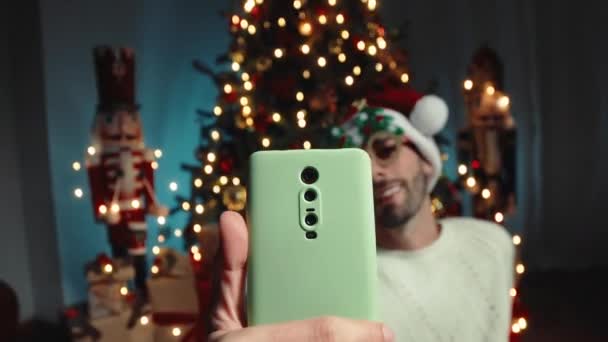 Man Doet Selfie Met Kerstboom — Stockvideo
