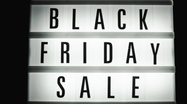 Kara Cuma işaretinin yakınına.