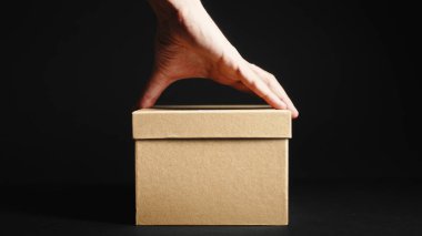 siyah arka plan üzerine karton kutu.