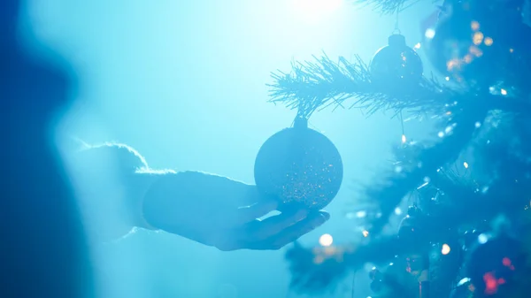 Close Mano Appende Decorazione Natale — Foto Stock