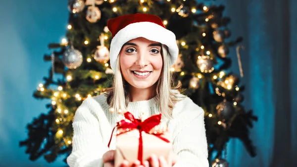 Zbliżenie Uśmiechnięta Dziewczyna Prezentem Świątecznym — Zdjęcie stockowe