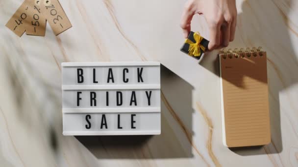 Handen Plaatsing Van Black Friday Black Gift Box — Stockvideo